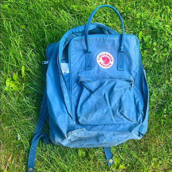Kånken Blue Backpack look
Pics - Picture 1 of 4